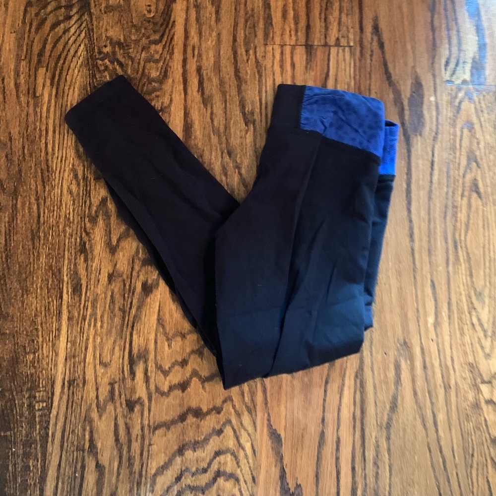 Small Capri leggings with blue waistband